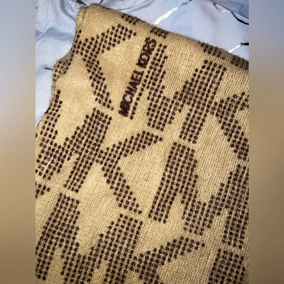 Micheal Kors MK Logo Infinity Scarf - Picture 2 of 5